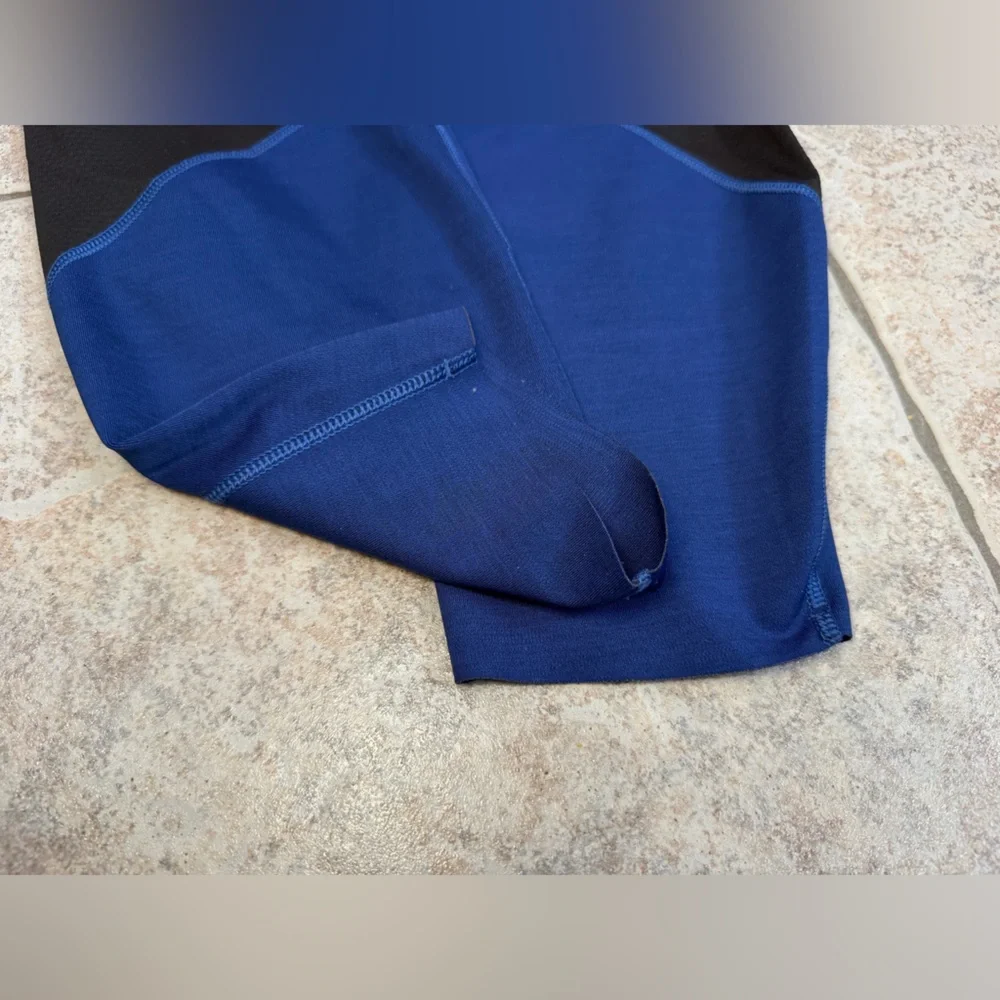Patagonia women’s Royal Blue Leggings with Black Panels size large